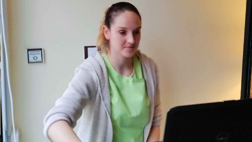 Lehet, hogy épp Hajni fogadja a hívásotokat Lehet, hogy épp Hajni fogadja a hívásotokat